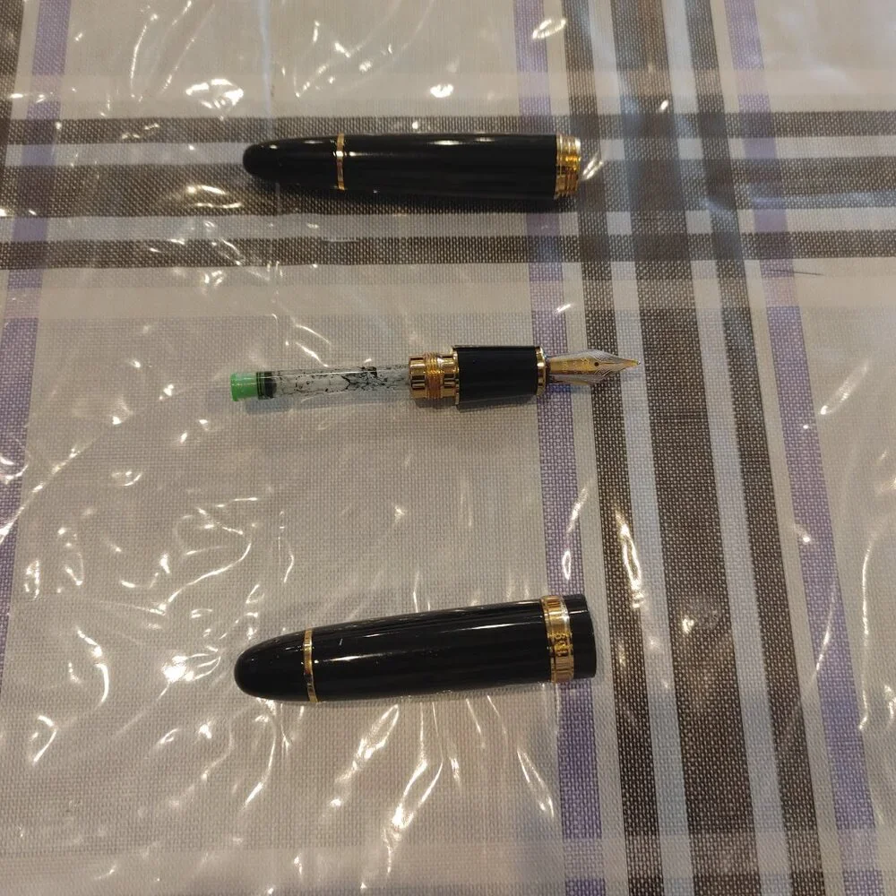 Fountain Pen color: Black and Gold
